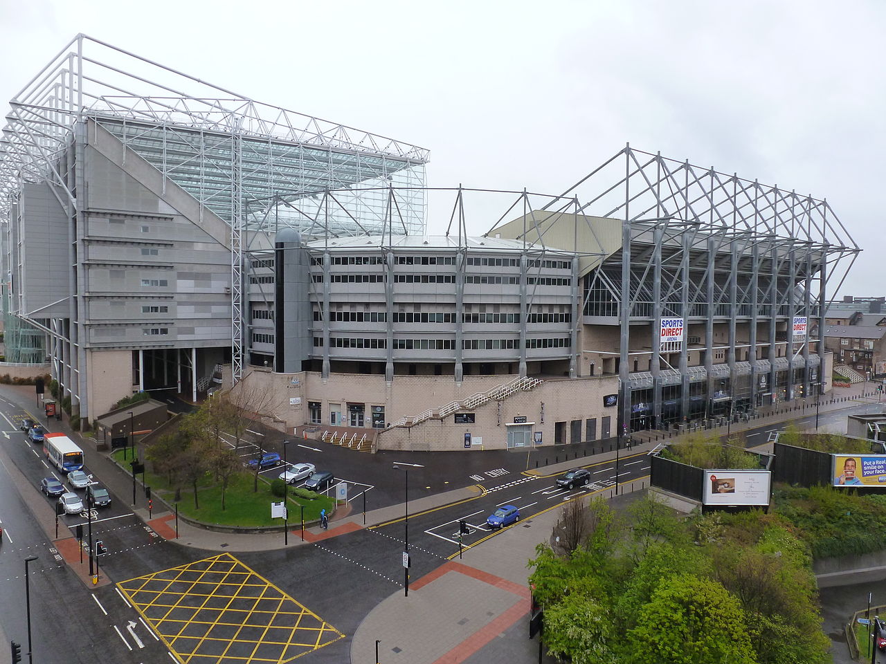 1280px-St_James'_Park_from_the_Sandman_Signature_hotel,_18_April_2012