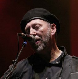 640px-Richard_Thompson_-_Cropredy_2005_1